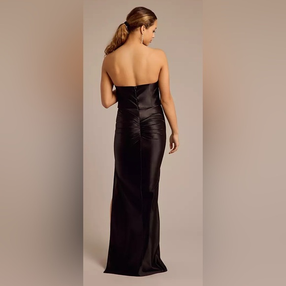 Elegant Black Strapless Evening Gown - Picture 4 of 5